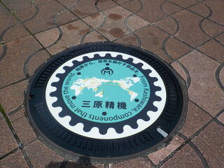 マンホール広告②近景 マンホール広告②近景