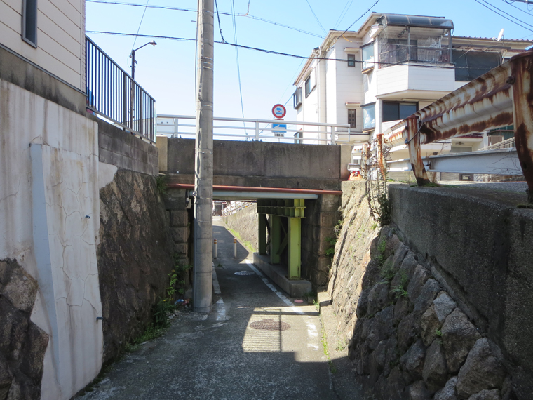 9.手洗橋と旧狭間川の流路